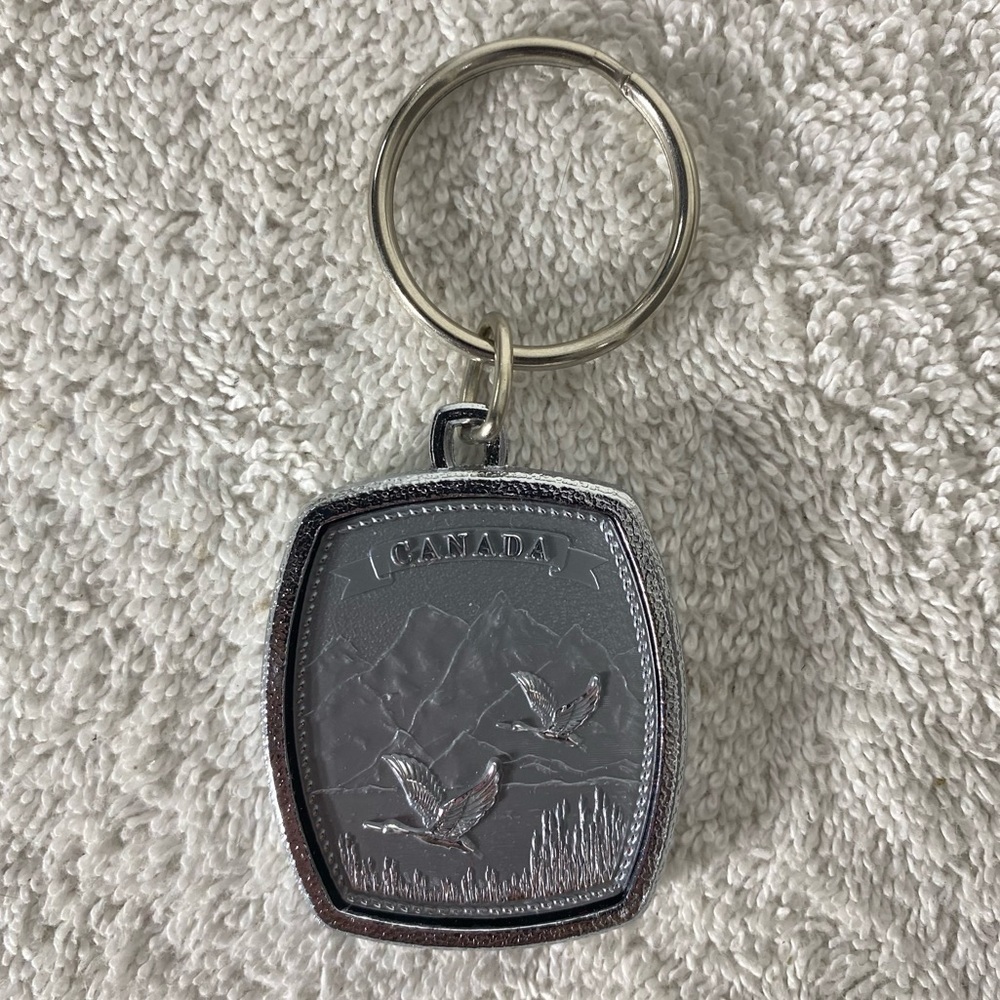 5/$35 Vintage Silver Tone Keychain W Textured Wildlife Canada Geese Maple Leaf